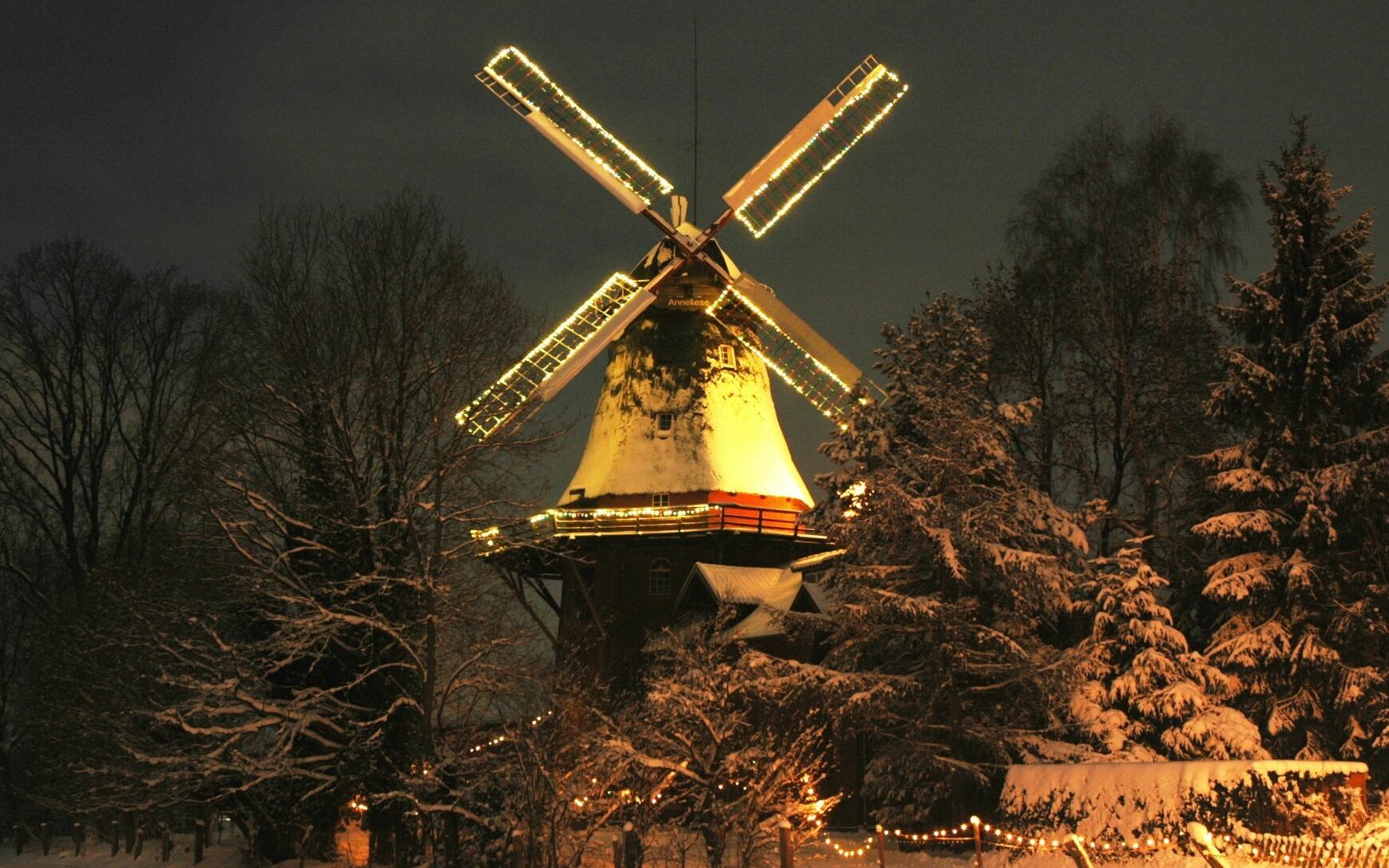 Brockeler Mühle beleuchtet im Winter